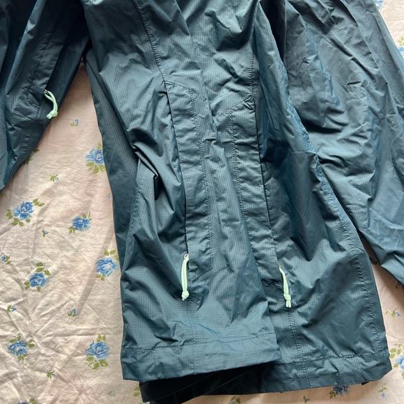 Green North Face windbreaker - Picture 3 of 6
